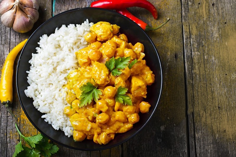 Curry de grão-de-bico com legumes e arroz