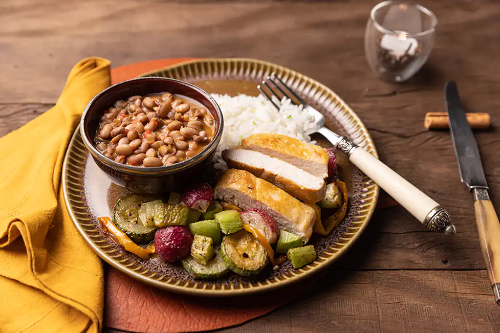 Frango grelhado com legumes assados no prato