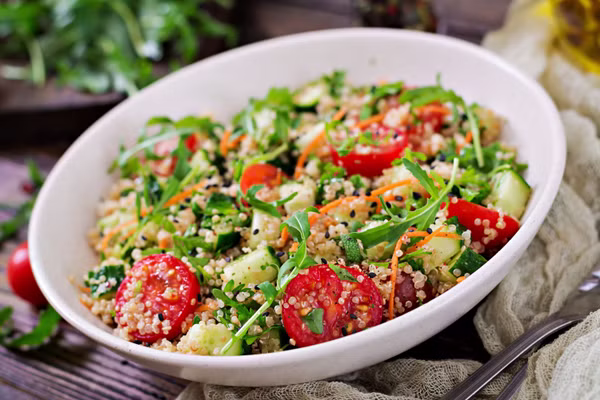 Salada mediterrânea com quinoa servida em taça